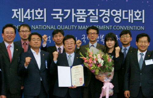 김정남 동부화재 대표(왼쪽에서 세번째)가 18일 서울 코엑스 오디토리움에서 열린 41회 국가품질경영대회에서 금융권 최초로 '국가품질대상(대통령 표창)'을 수상했다.